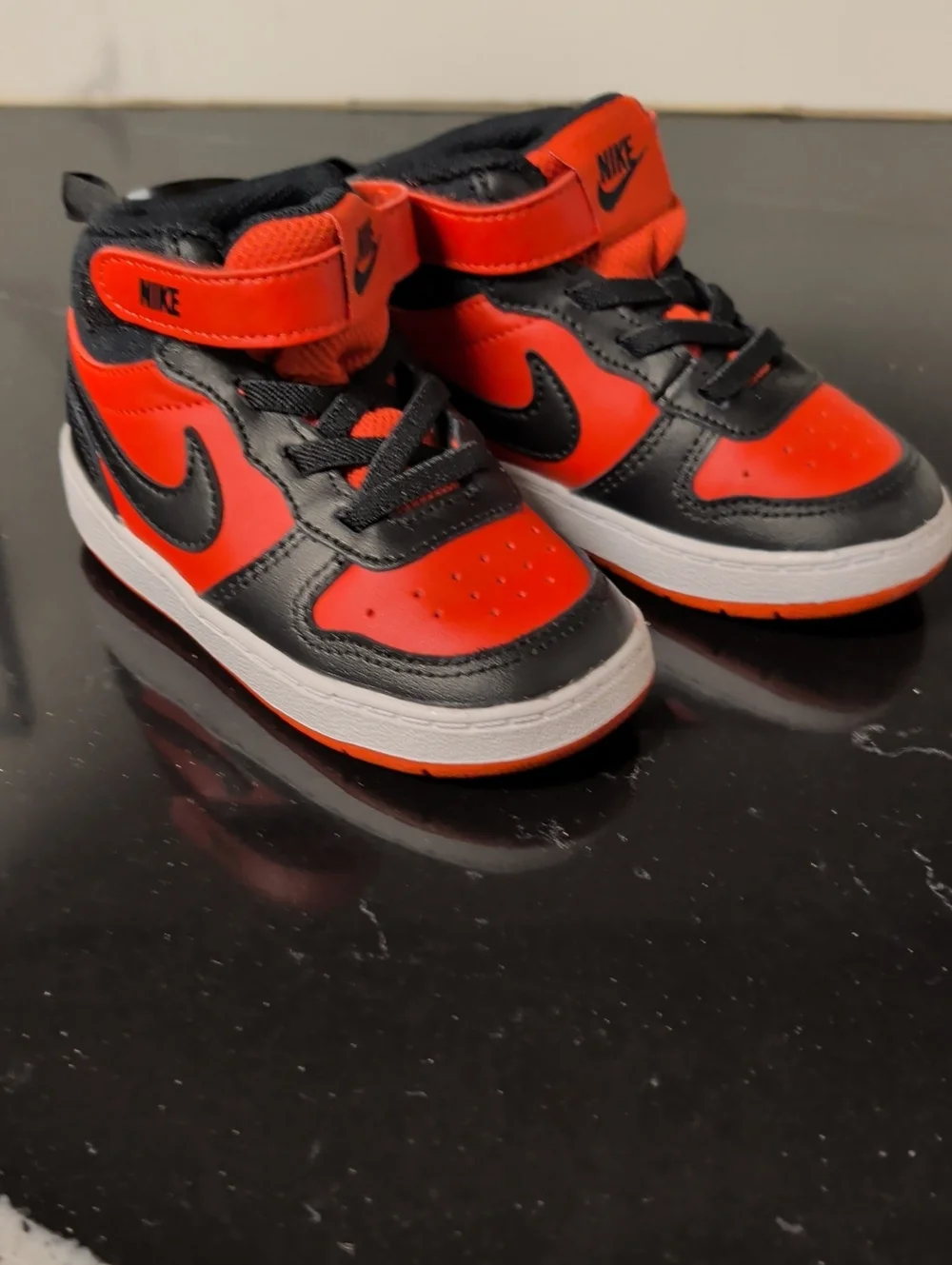 Nike Kids' Court Borough Mid 2 Low-Top Sneakers 7C Used Excellent